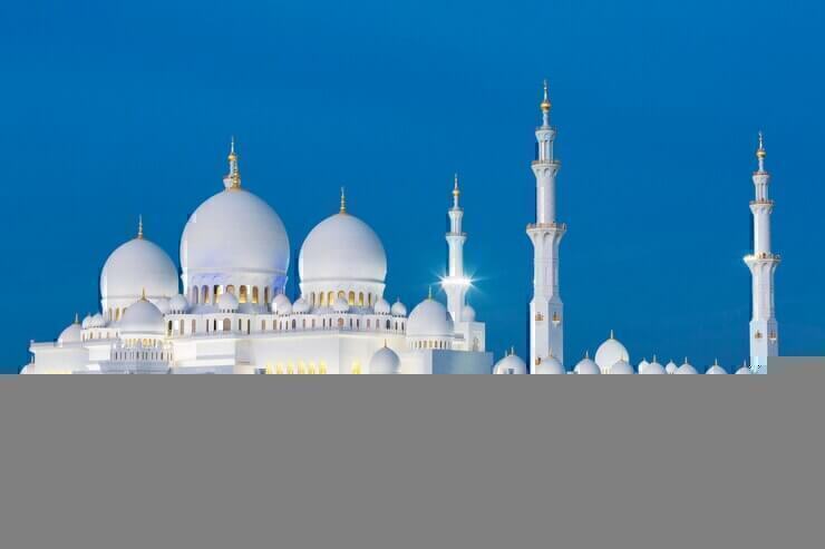 the famous Sheikh Zayed mosque in Abu Dhabi at night